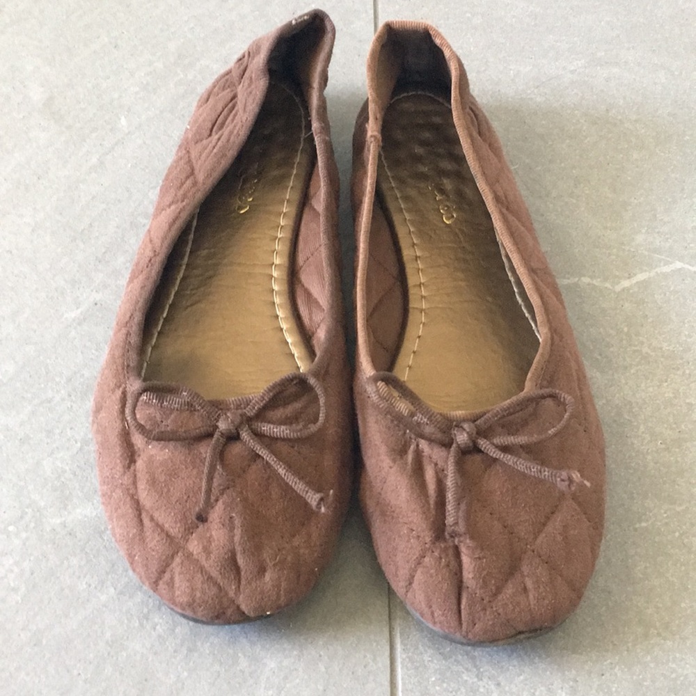 Restricted brown quilted flats